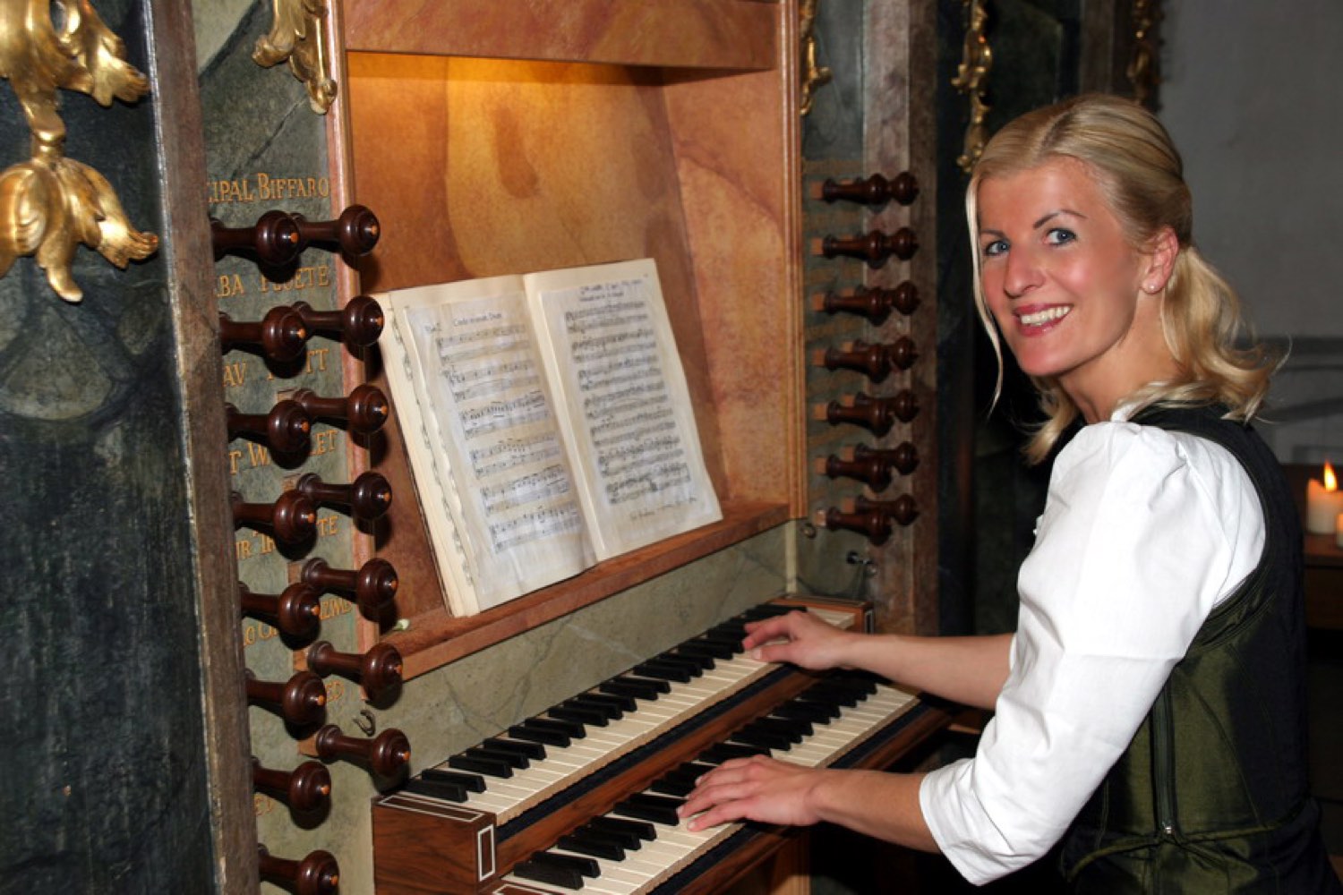 Andrea Wittmann an der Mozartorgel