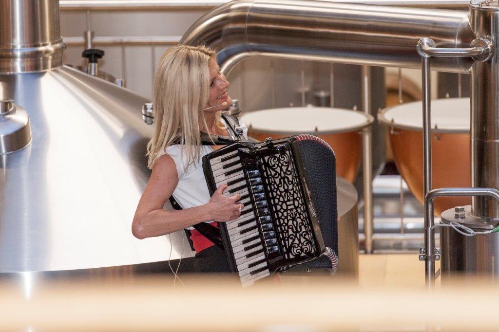 Andrea Wittmann mit Harmonika im Sudhaus der Camba Bavaria