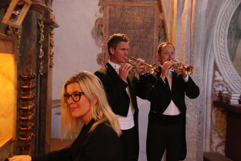 Andrea Wittmann an der Orgel mit zwei Trompetern in der Klosterkirche Seeon
