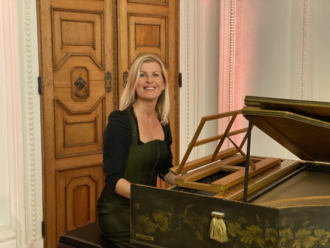 Andrea Wittmann am historischen Hammerklavier im Festsaal Kloster Seeon
