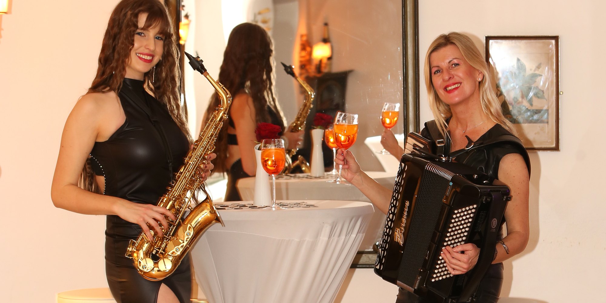 Zum Sektempfang: Andrea Wittmann mit dem Akkordeon und Viviana mit dem Saxofon an einem Stehtisch