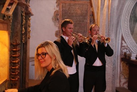 An der Orgel mit Trompeten