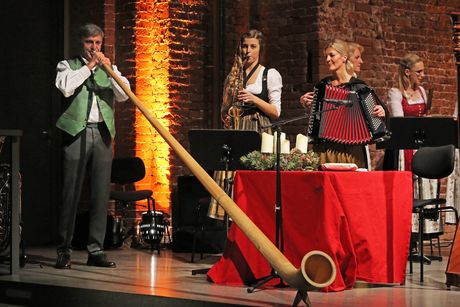 Alphornbläser in der Allerheiligen Hofkirche
