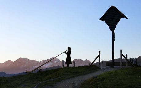 Alphorn im Alpenglühen