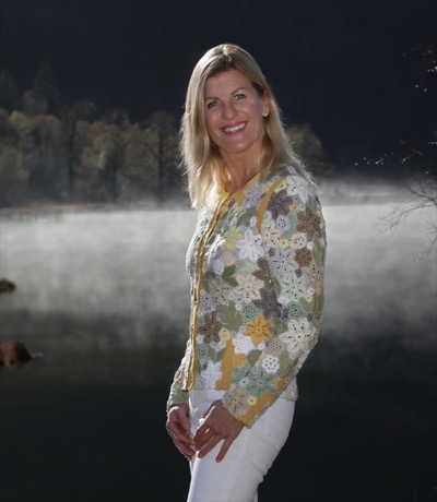Am Ufer, in der Häkeljacke