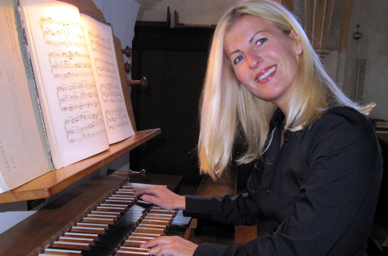 Andrea Wittmann an der Orgel im Münster Frauenchiemsee, die Hände auf den Tasten