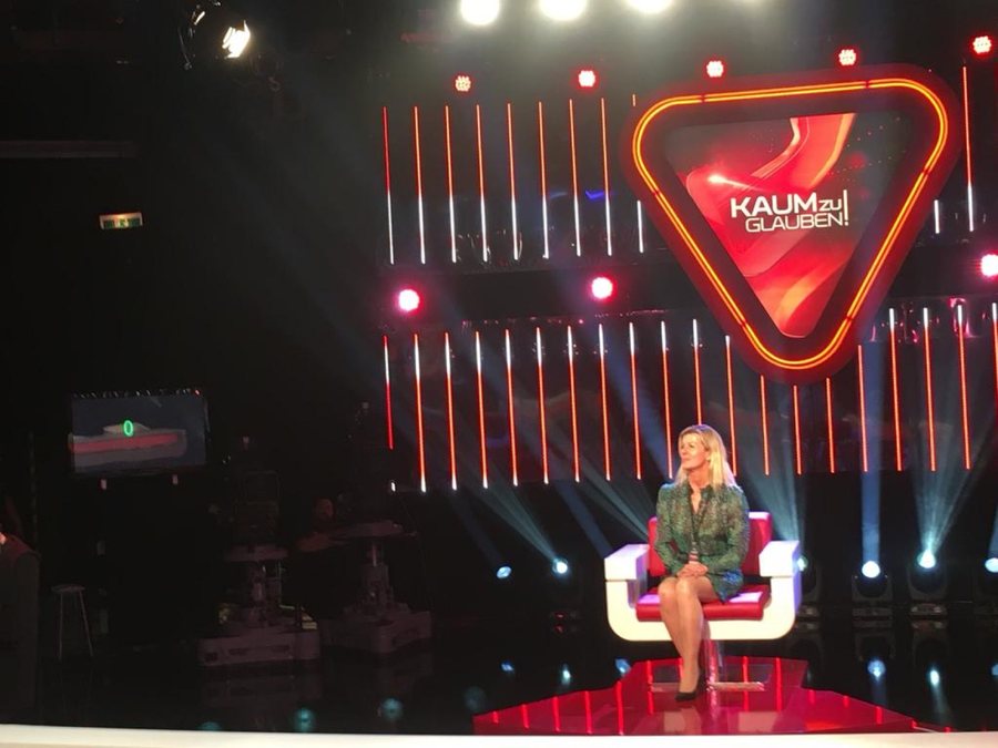 Andrea Wittmann sitzt allein im Sessel auf der Bühne der NDR-Sendung „Kaum zu glauben!“