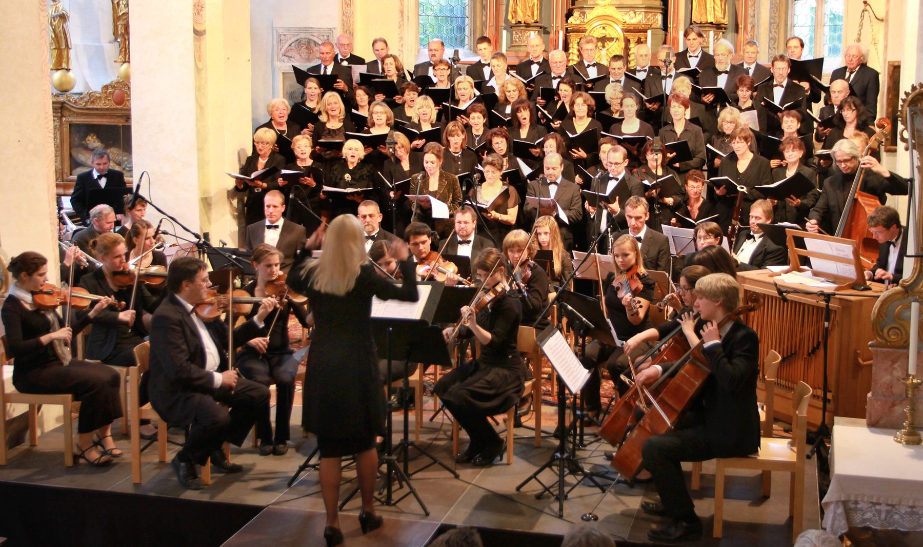 Andrea Wittmann dirigiert Chor und Orchester in der Klosterkirche Seeon, von hinten aufgenommen