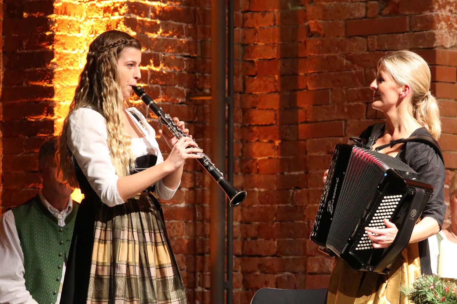Andrea Wittmann am Akkordeon und ihre Tochter Viviana an der Klarinette, beide in Tracht
